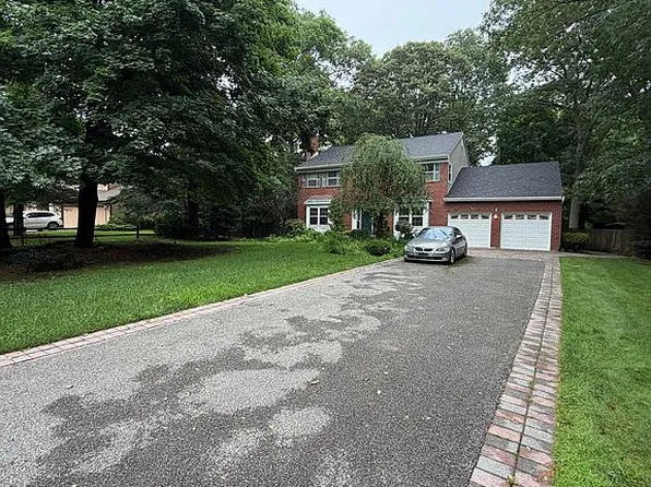 1 Pia Ct, Hauppauge, NY 11788