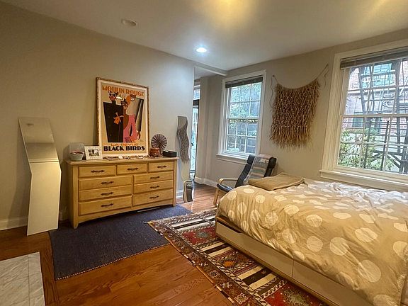 3rd image of 910 Clinton St APT 1R