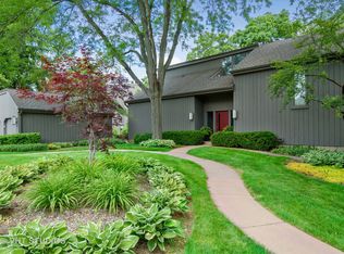 587 Old Barn Rd APT A, Barrington, IL 60010