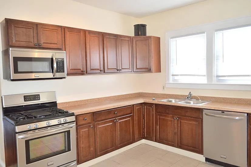 4 bed, $2,800 — Photo 4