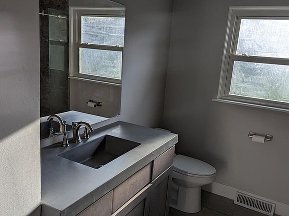 5th image of 432 Crestwood Dr