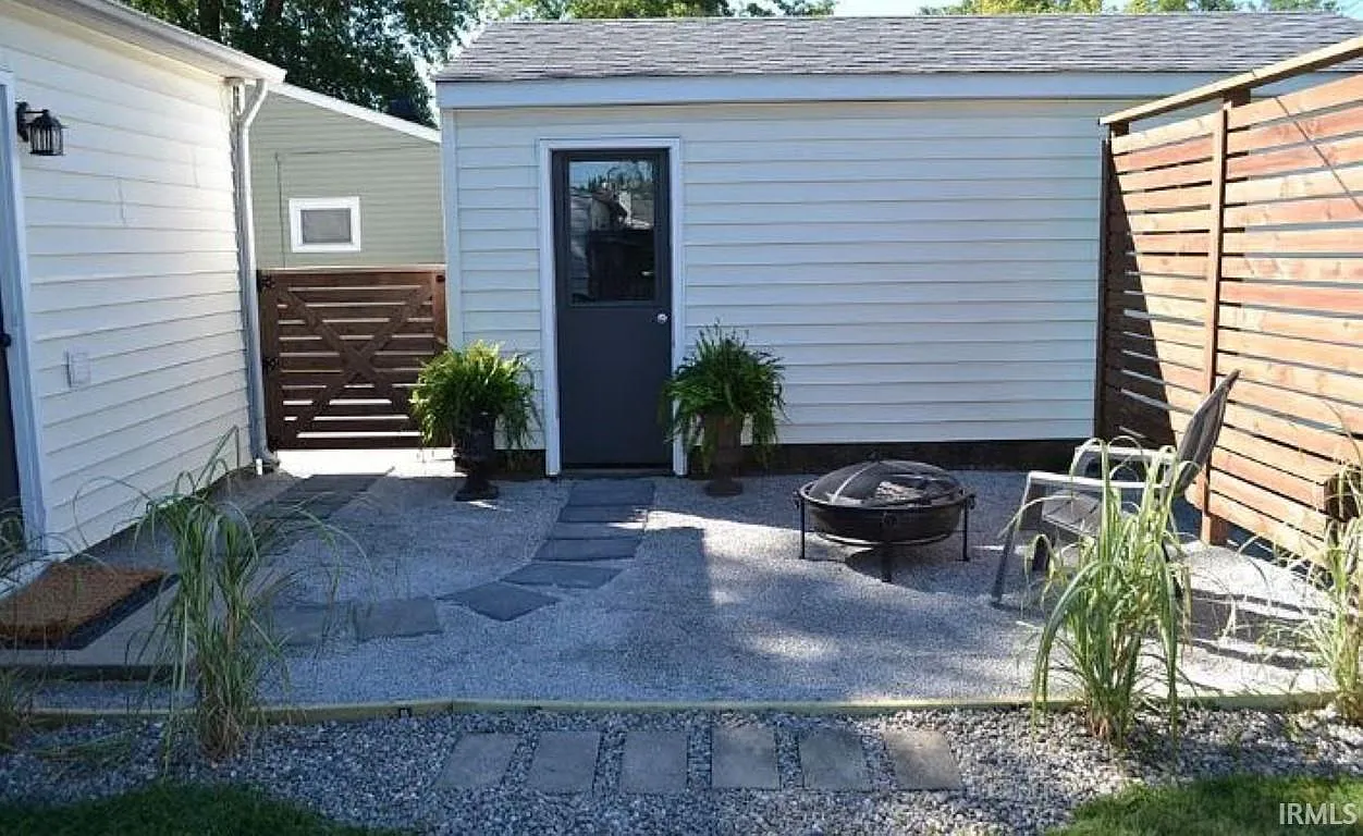3 bed, 1.0 bath, 925 sqft, $1,495 — Photo 3