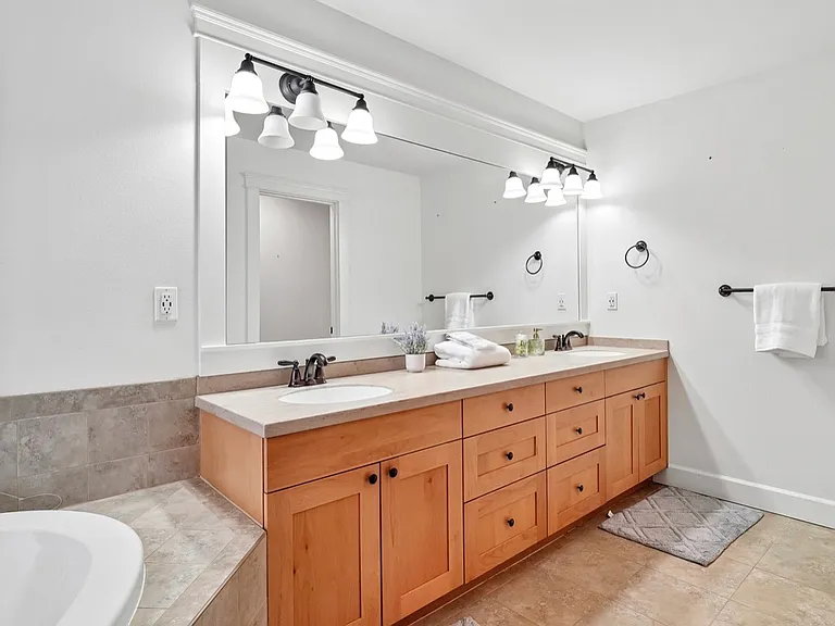 2166 NE Morgan Ln — Photo 15