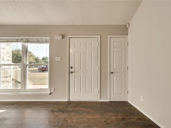 4th image of 5926 Royalcrest Dr