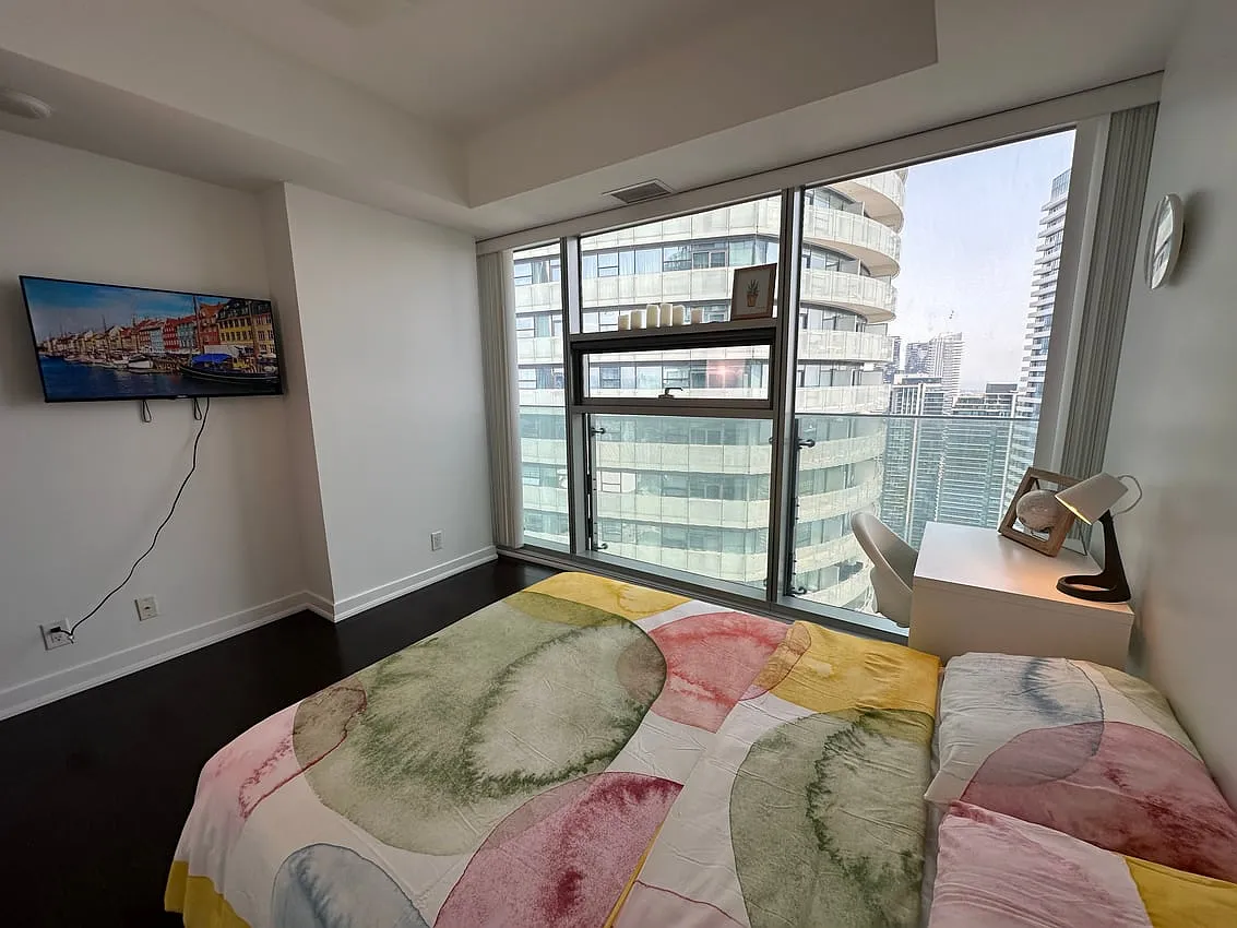 Master Room - York St & Bremner Blvd — Photo 3