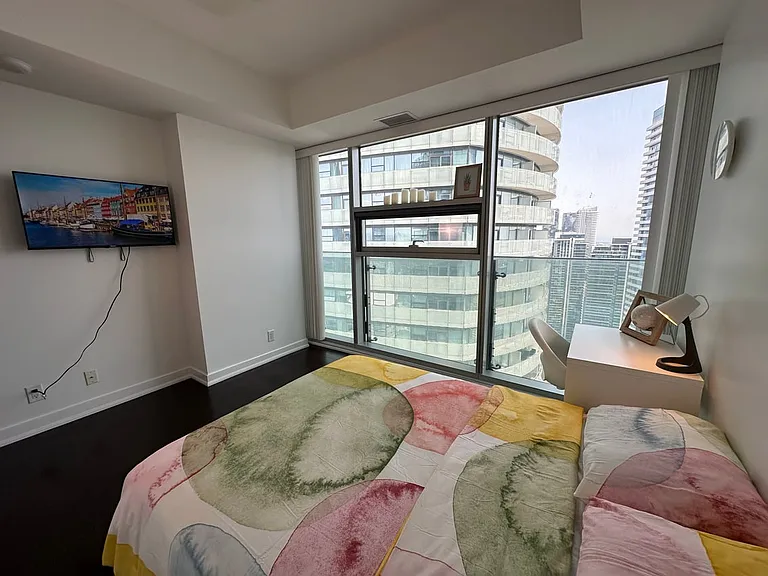 12 York St #5309B — Photo 3