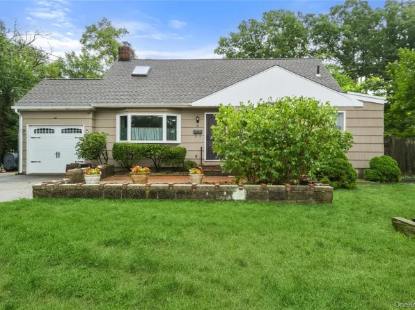 31 Eastwood Drive, North Babylon, NY 11703