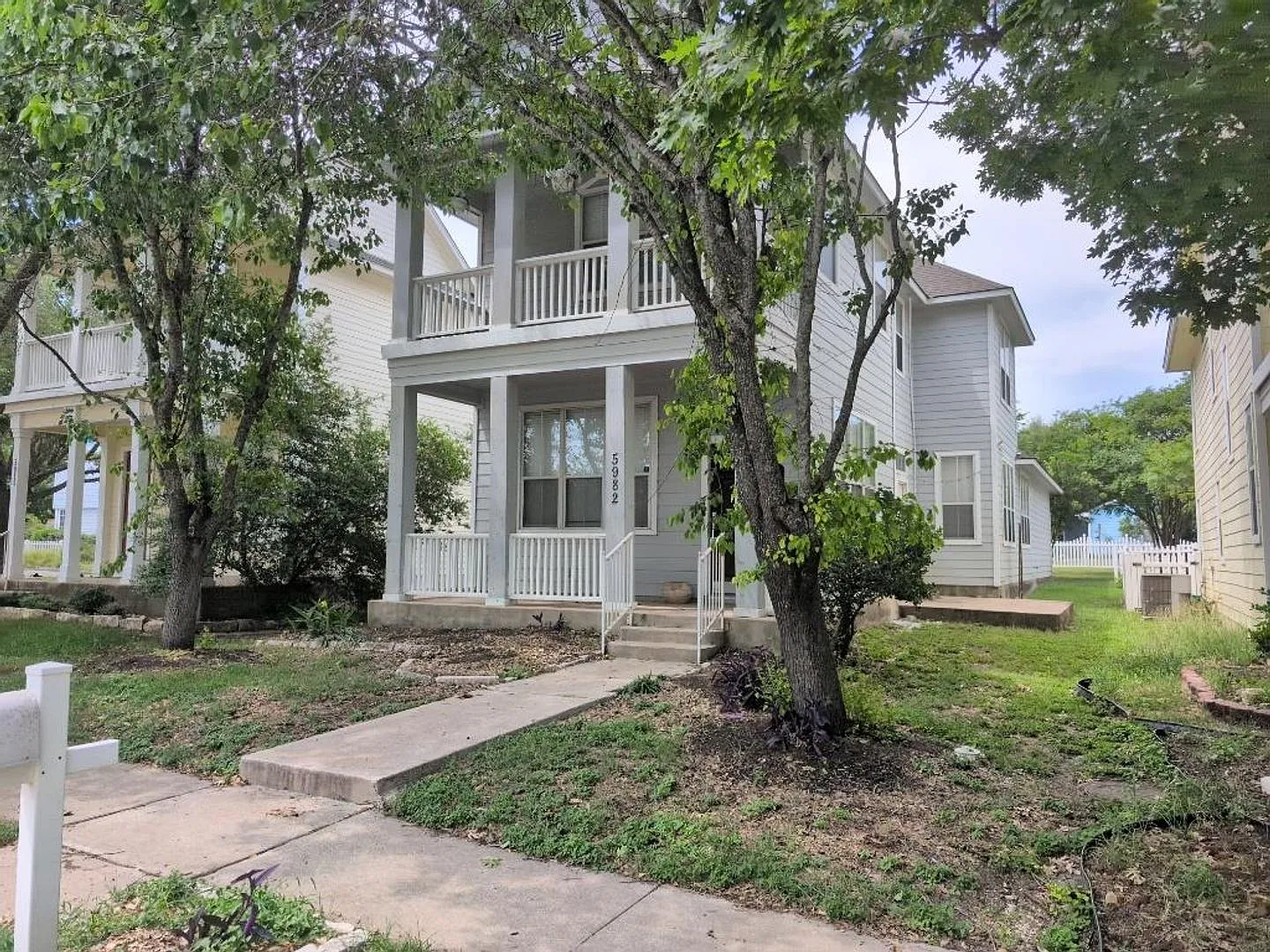 Wondeful 3 Bedroom 3 Bath home with covered front patio (on both floors) — Photo 2