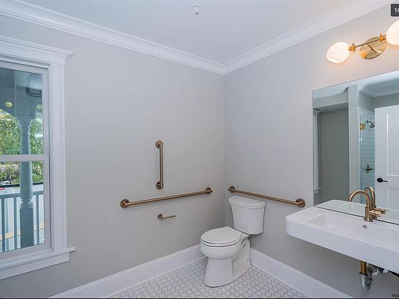5th image of 109 Washington St APT 1