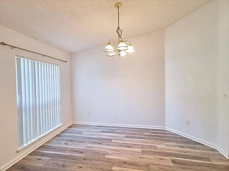 2107 Willesdon Dr E — Photo 15