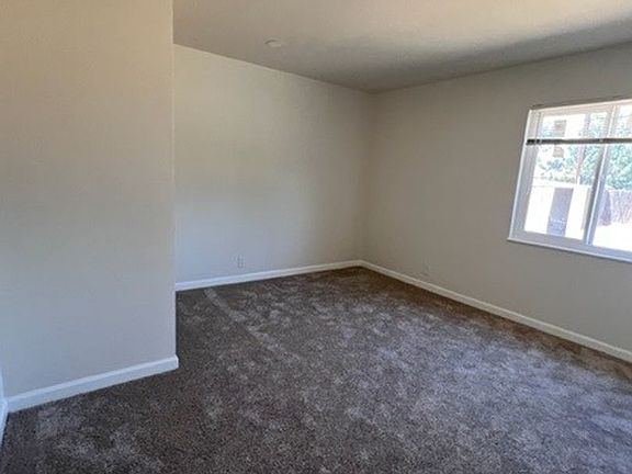 4th image of 904 E Myrtle Ave