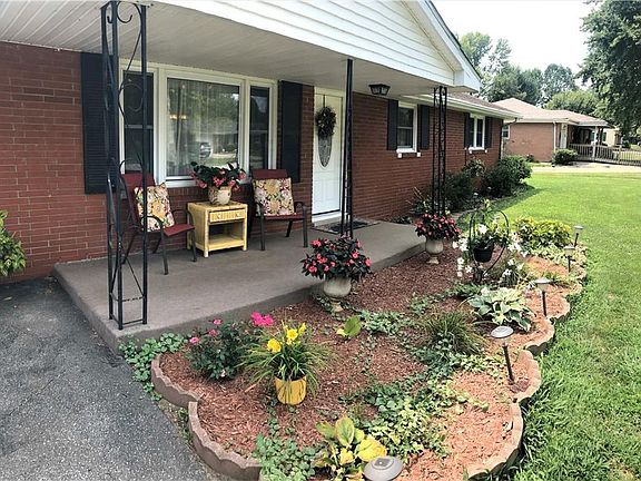 2nd image of 800 Willow Dr S