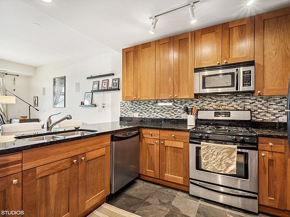 4th image of 657 W Fulton St Unit 611
