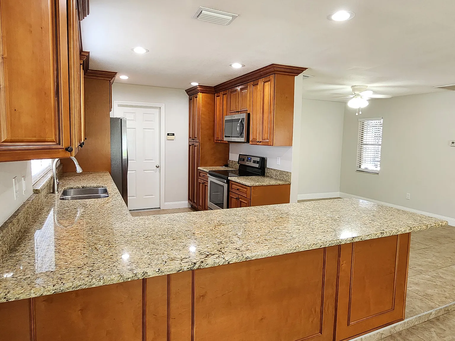 3 bed, 1590 sqft, $2,395 — Photo 4