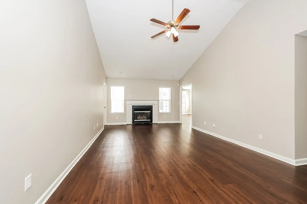 4 bed, 2.0 bath, 2129 sqft, $2,390 — Photo 4