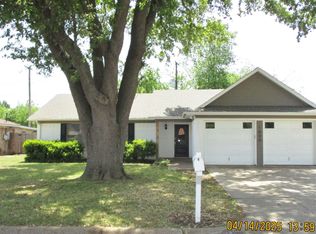 1800 Tobie Layne St, Benbrook, TX 76126