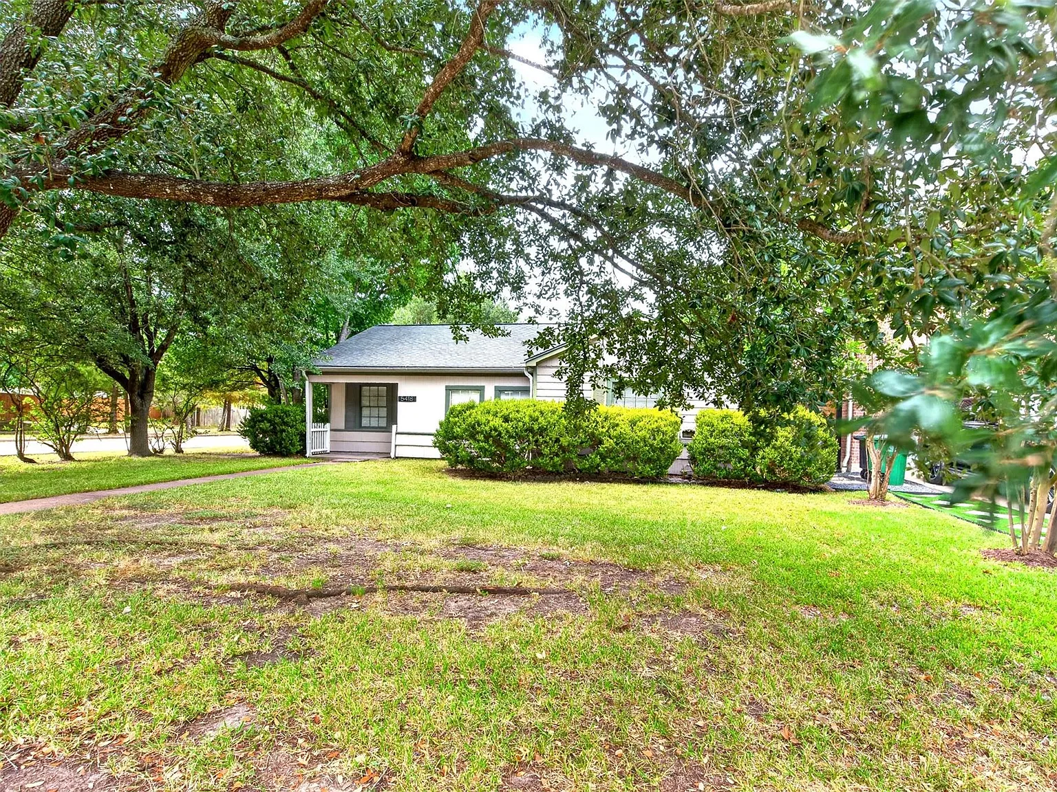 3 bed, 1.0 bath, 1326 sqft, $2,200 — Photo 4