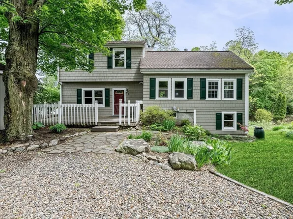 5 Emery Ct, Stoneham, MA 02180