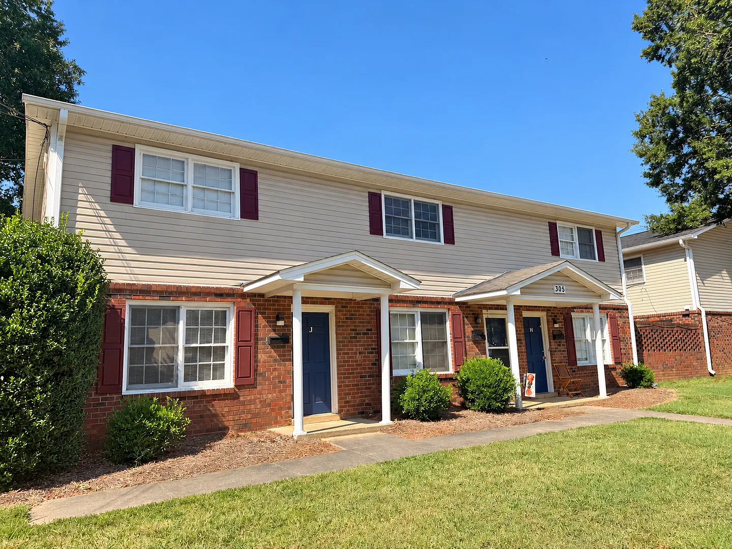 Two bedroom, 1.5 bath in Graham--McAden Place — Photo 2