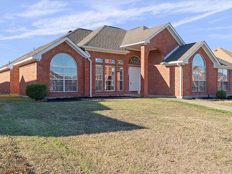 2305 Austin Dr — Photo 1