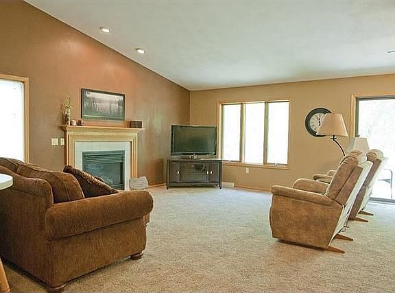 4th image of 7 Village Homes Dr