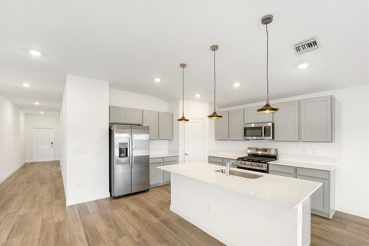 4 bed, 2.0 bath, 2474 sqft, $3,000 — Photo 4