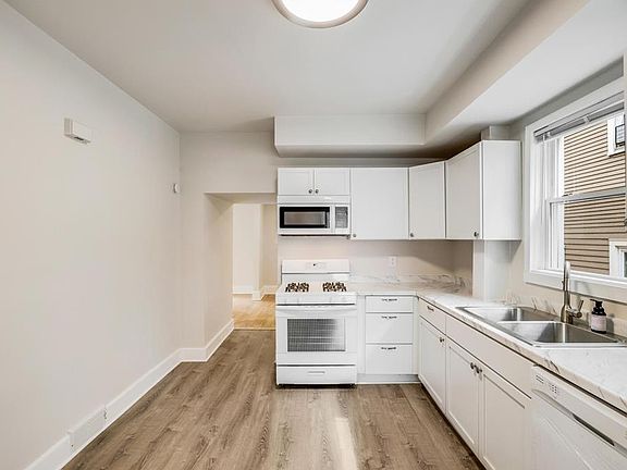3rd image of 2512 Buchanan St NE APT 1