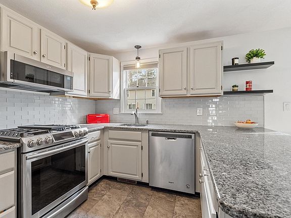 4th image of 132 Wellman Ave Unit 132