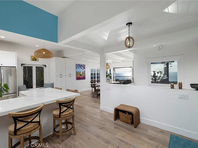 1082 Temple Hills Dr — Photo 16