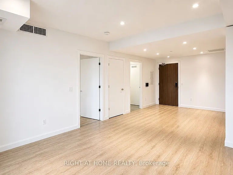741 King St W #101 — Photo 8