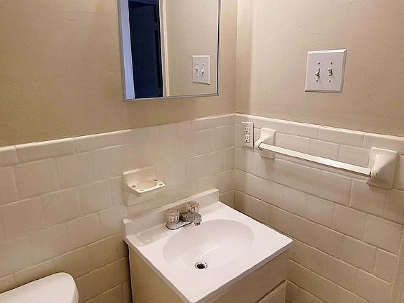 5th image of 1227 Nelson St APT D