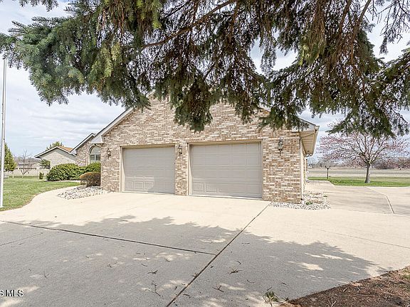 3rd image of 1347 Oaktree Ct