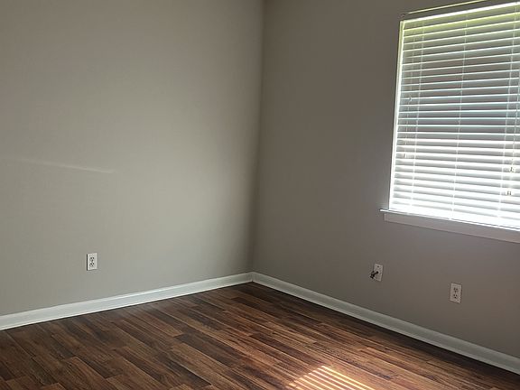 3rd image of 491 Elm St
