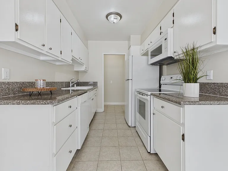 115 Doheny Apartments — Photo 40