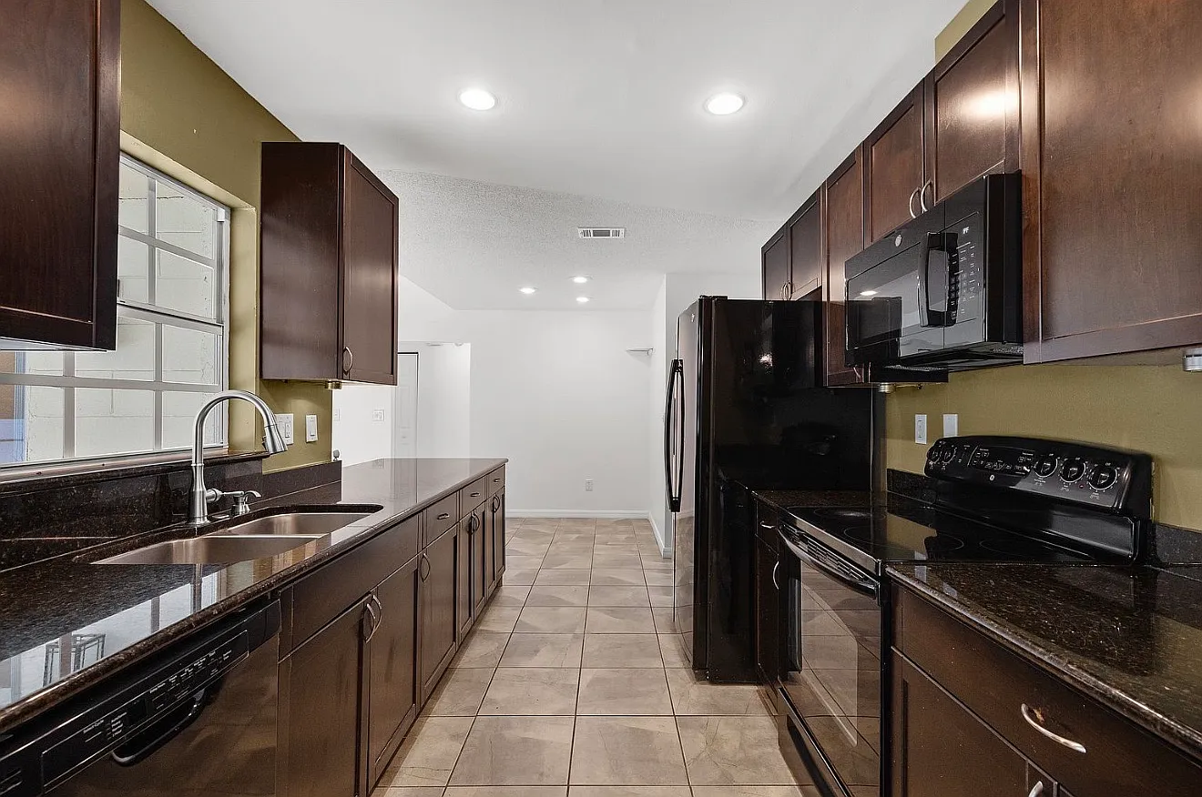 3 bed, 1486 sqft, $2,995 — Photo 2