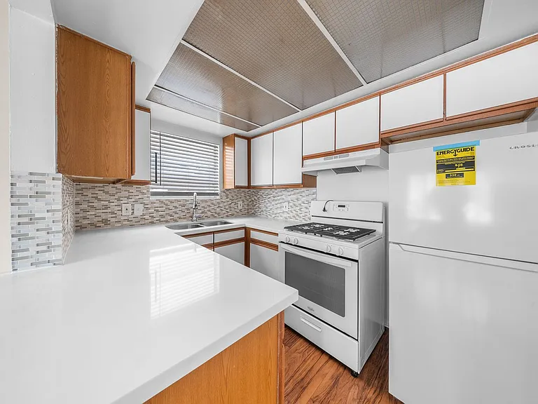 1121 E. 3rd St. — Photo 5