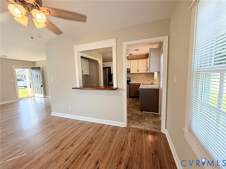 526 Roslyn Ave — Photo 6