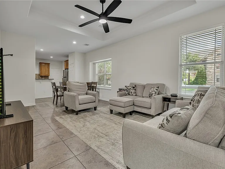 3800 Blackhawk Ln — Photo 3