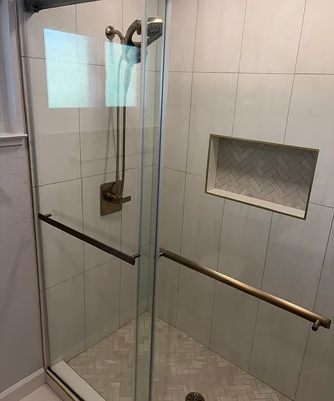 Upper level primary shower