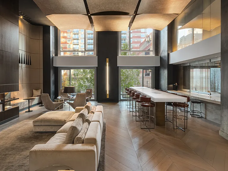 555 W 43rd St #2F — Photo 9