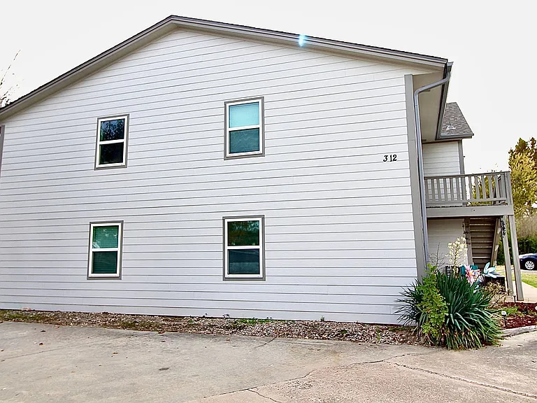 312 Falcon Ct — Photo 1