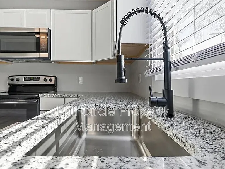 504 Harris St — Photo 9