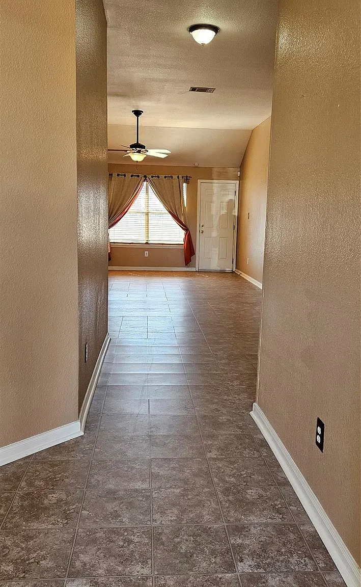 3 bed, 2.0 bath, 1685 sqft, $1,799 — Photo 3