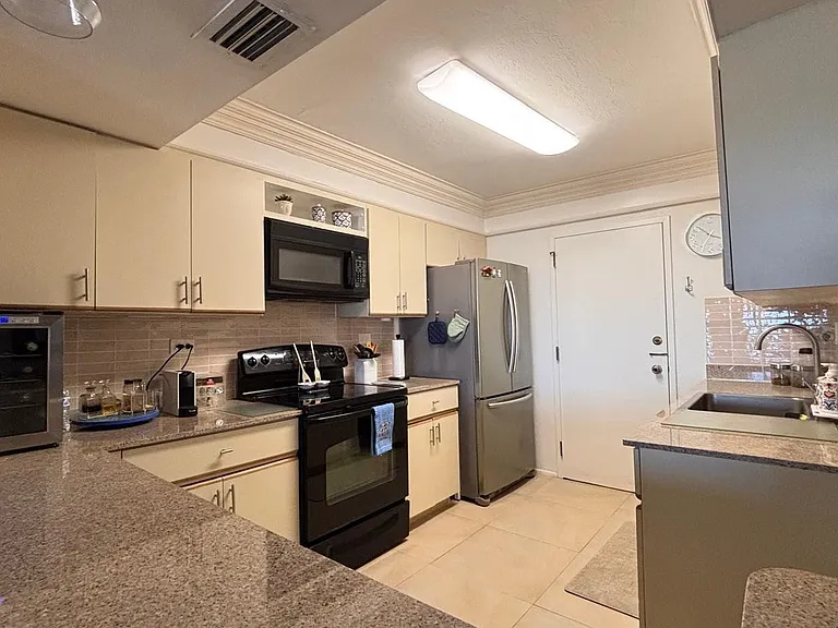800 NE 195th St #605 — Photo 21