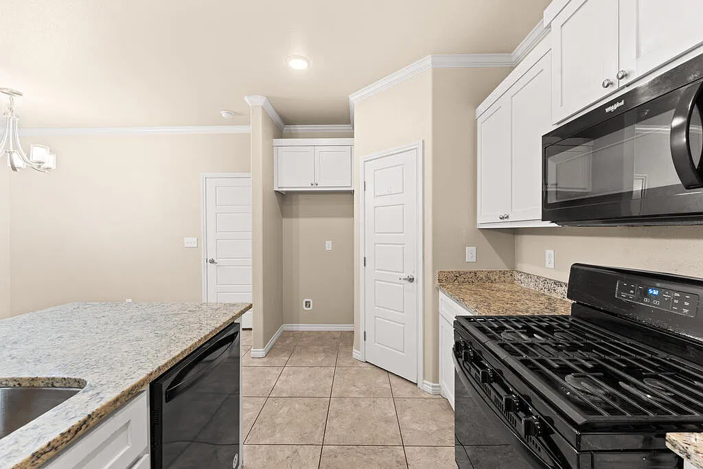 3 bed, 2.0 bath, 1540 sqft, $2,300 — Photo 4