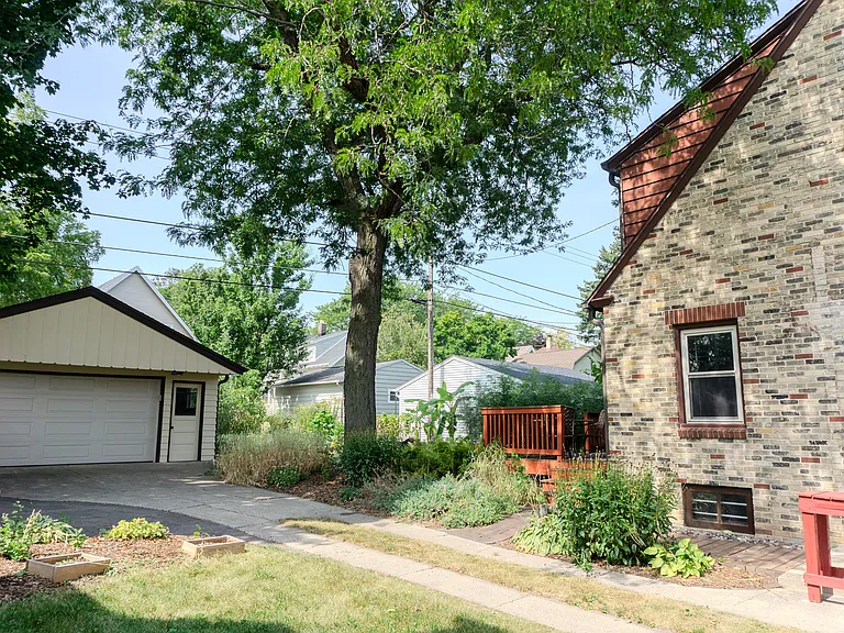 2131 S 81st St — Photo 25