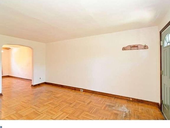 4th image of 2208 Windsor Ave