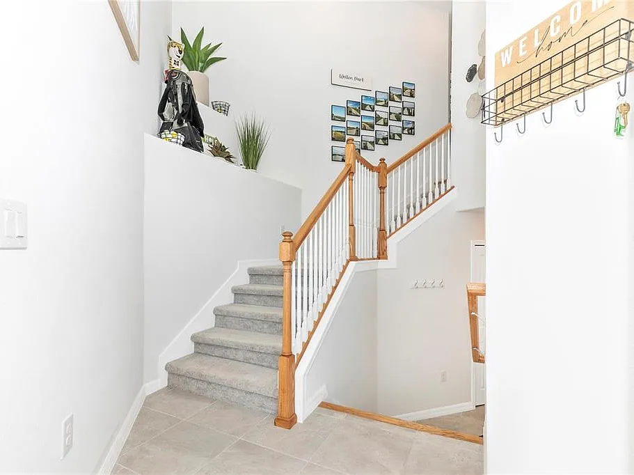 3 bed, 2.0 bath, 2294 sqft, $3,000 — Photo 2