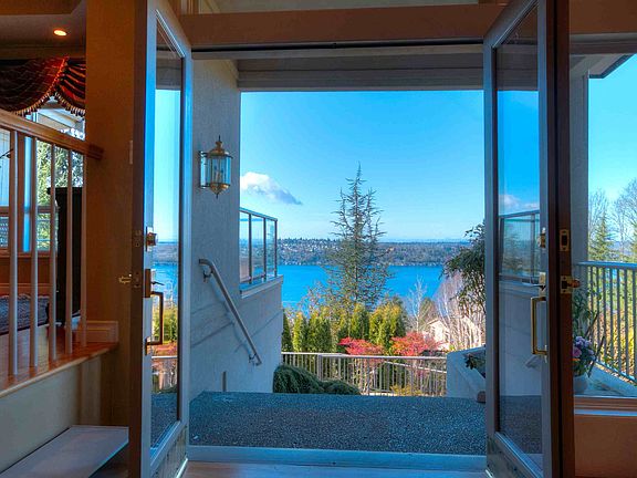 Formal entry with open spaces that allows the sun to shine throughout the home.