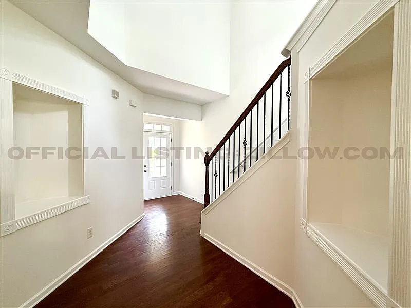 3 bed, 2042 sqft, $2,100 — Photo 3